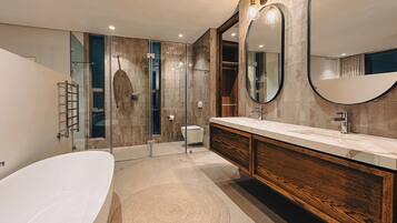 Douche, serviettes fournies, savon, papier toilette