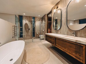Regadera, toallas, jabón, papel de baño