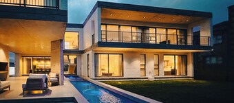 Modern luxury oceanfront Villa in Struisbaai near Southernmost Tip of Africa