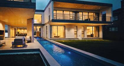 Modern luxury oceanfront Villa in Struisbaai near Southernmost Tip of Africa