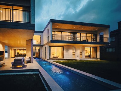 Modern luxury oceanfront Villa in Struisbaai near Southernmost Tip of Africa