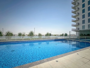 Una piscina al aire libre
