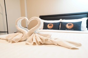 1 bedroom, bed sheets - Stylish Double Getaway | Unwind in Huaikwang (Bangkok)