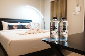 1 bedroom, bed sheets - Stylish Double Getaway | Unwind in Huaikwang (Bangkok)