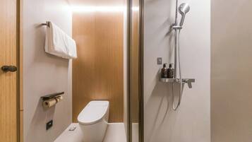 Habitación superior con 2 camas individuales | Baño | Regadera, secadora de cabello, pantuflas, toallas