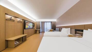 Habitación superior con 2 camas individuales | Escritorio, espacio para trabajar con laptop y cortinas blackout