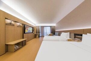 高级双床房 | 办公桌、笔记本电脑工作区、遮光窗帘、隔音