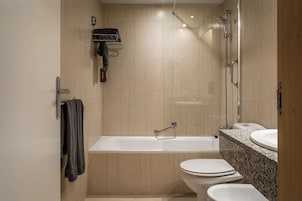 Un baño moderno con bañera, inodoro y lavabo.