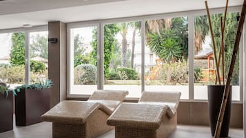 Sauna, hot tub, steam room