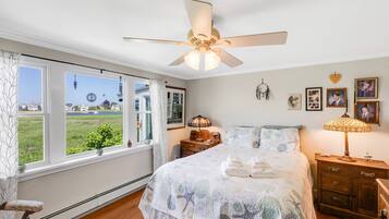 2 bedrooms, desk, iron/ironing board, WiFi