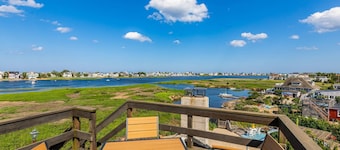 Sunrise Paradise: Rooftop Deck with 360° Sunrise & Sunset Views, Garden Dining