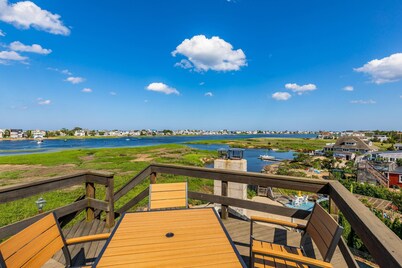 Sunrise Paradise: Rooftop Deck with 360° Sunrise & Sunset Views, Garden Dining