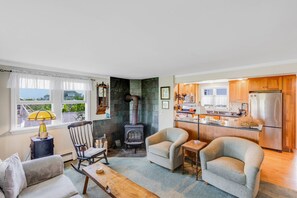 Fernseher, Bücher, Stereoanlage