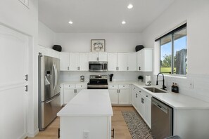 Mikrowelle, Ofen, Herdplatte, Geschirrspüler