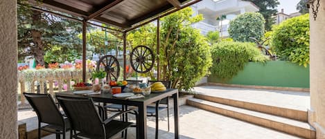 Standard House, Multiple Bedrooms, Sea Facing (Beach House Astrid) | Outdoor dining