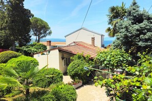 Property grounds - Beach House Astrid (Malinska-Dubasnica)