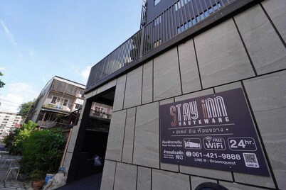 Modern Twin Haven | Heart of Huaikwang Convenience