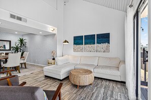 Living area - Bespoke Waterfront! Top of the Line Everything
Brand New Docks and Slips (Corpus Christi)