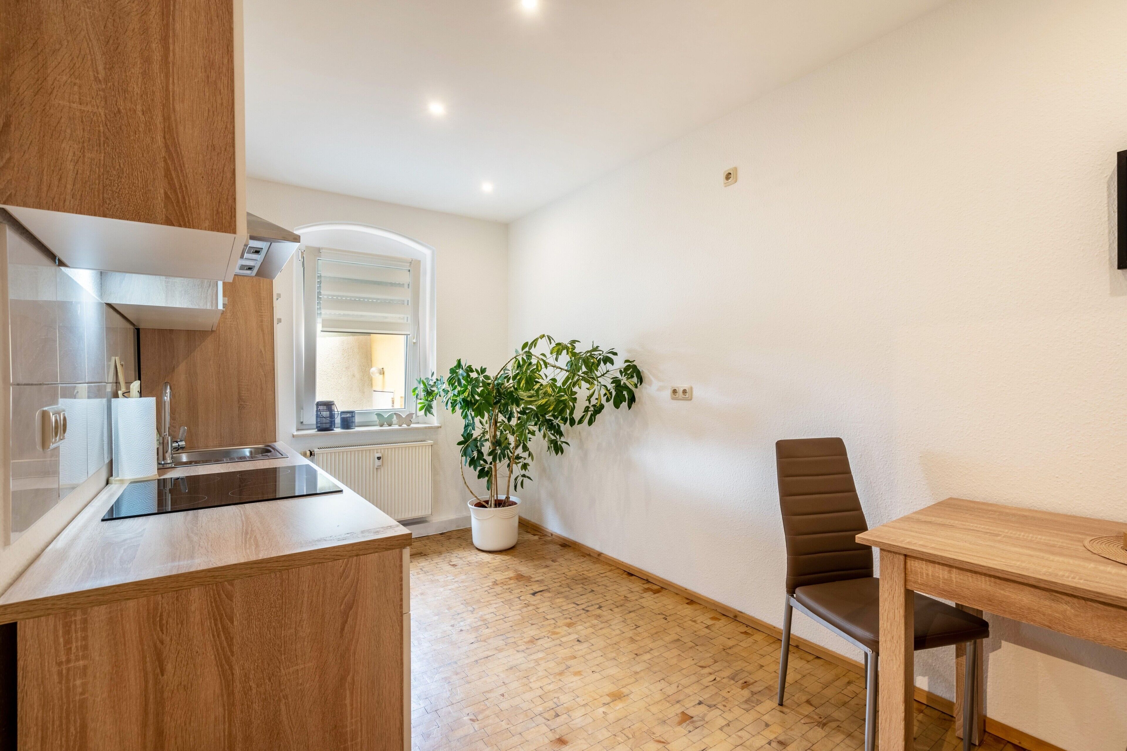 Kühlschrank, Ofen, Herdplatte, Wasserkocher mit Kaffee-/Teezubehör