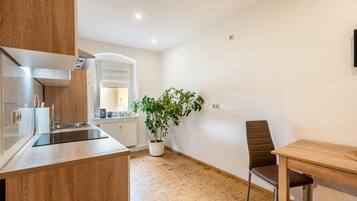 Kühlschrank, Ofen, Herdplatte, Wasserkocher mit Kaffee-/Teezubehör