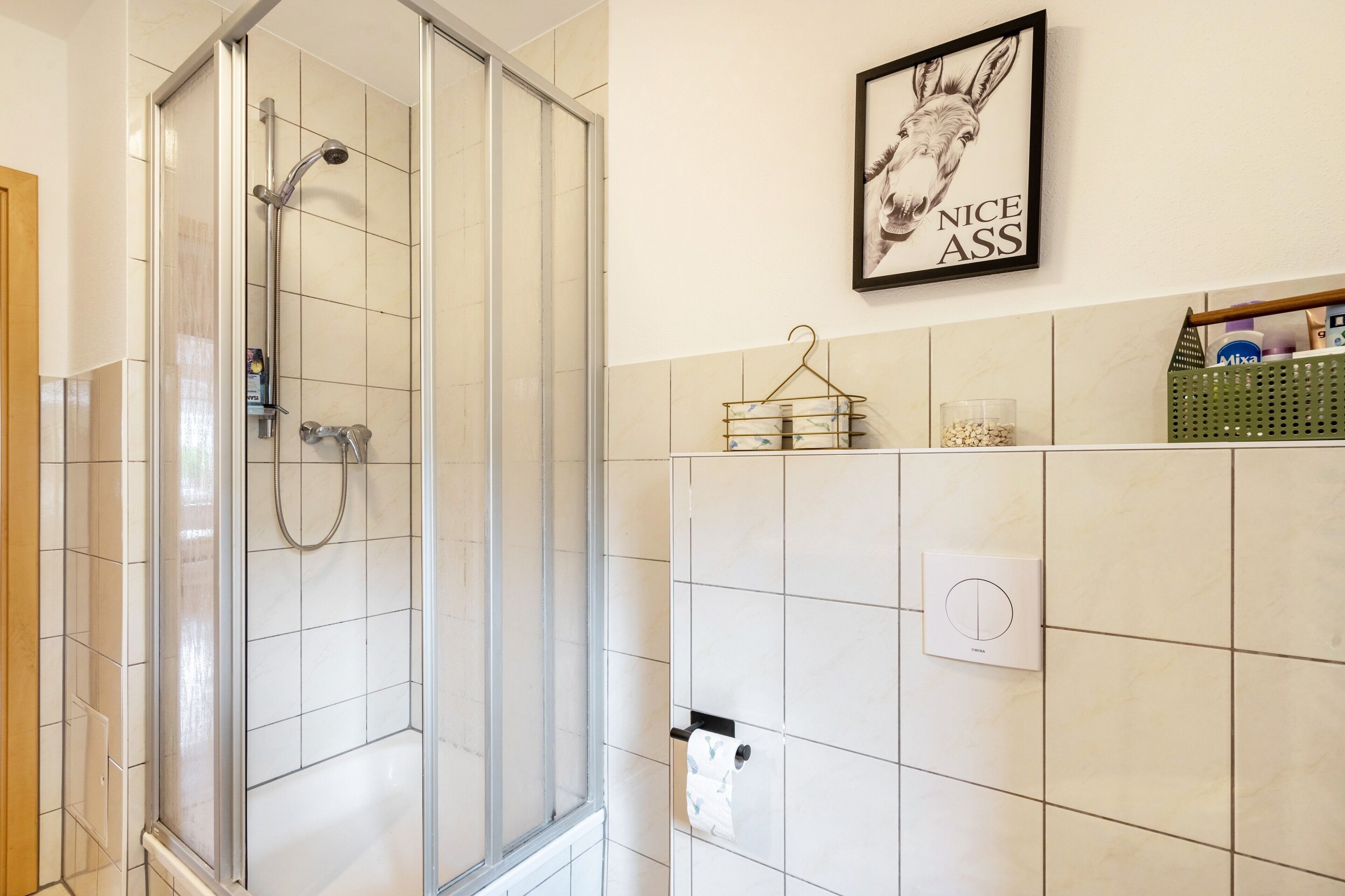 Een douche, een haardroger, handdoeken