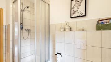 Een douche, een haardroger, handdoeken