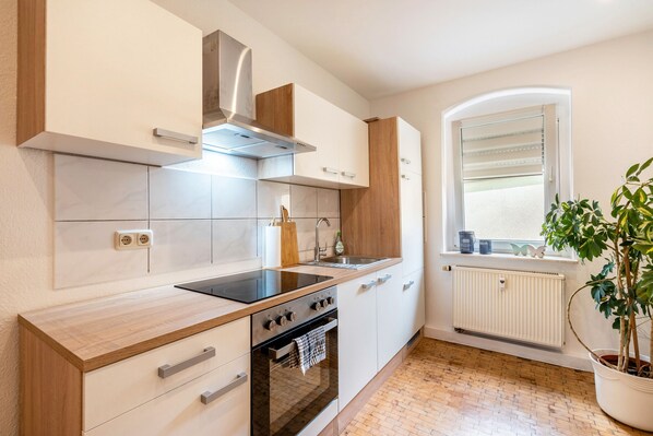 Fridge, oven, stovetop, coffee/tea maker