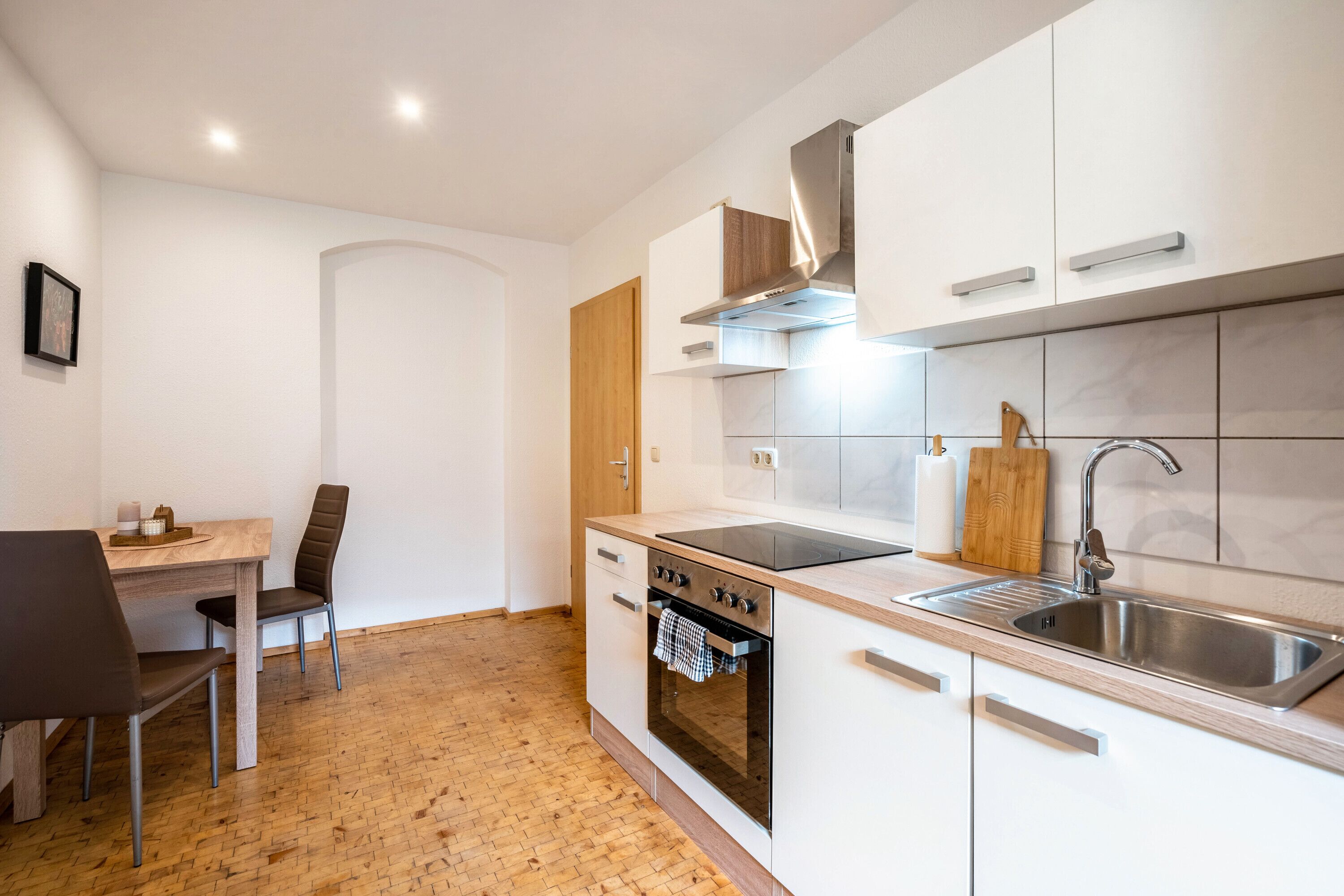 Kühlschrank, Ofen, Herdplatte, Wasserkocher mit Kaffee-/Teezubehör