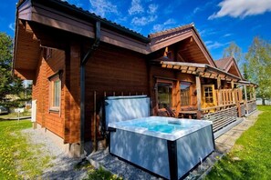 Banyera d'hidromassatge a l'aire lliure