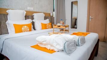 Suite Sénior, balcon | Coffres-forts dans les chambres, Wi-Fi gratuit