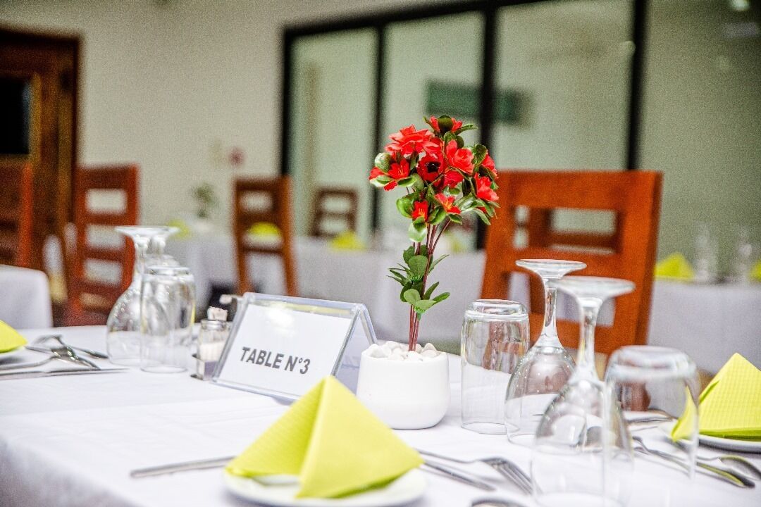 Desayuno buffet (EUR 9 por persona) 