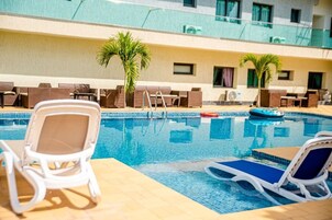 Una piscina al aire libre