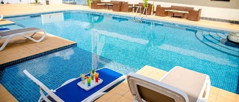 Una piscina al aire libre