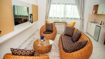 Suite Sénior, balcon | Coin séjour