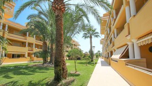 A yellow building with balconies and palm trees. - All-inclusive penthouse with views in Denia (Denia)