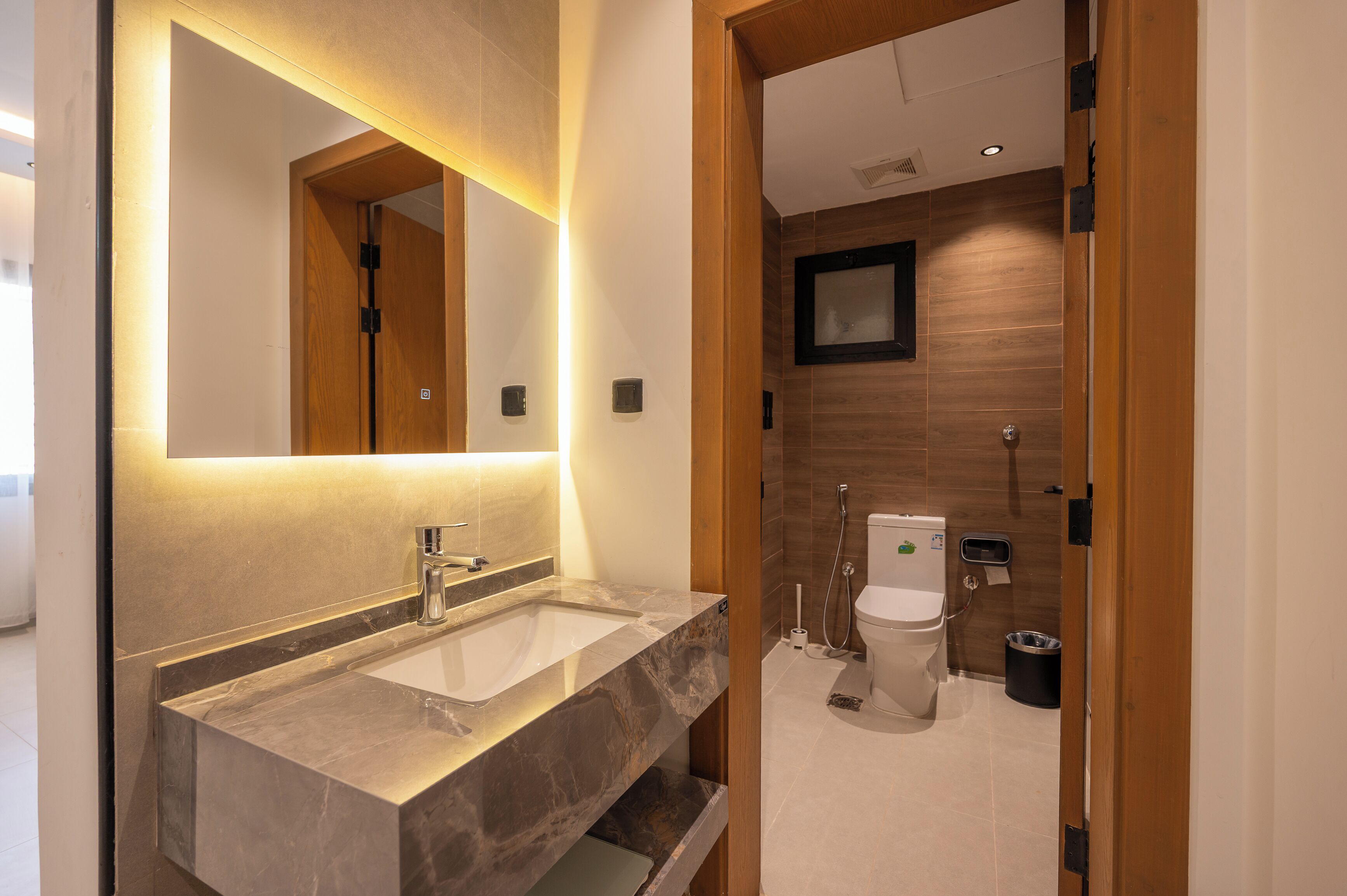 Bruser, hårtørrer, bidet, håndklæder