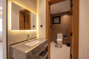 Bruser, hårtørrer, bidet, håndklæder