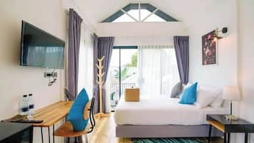 Escritorio, wifi gratis y ropa de cama