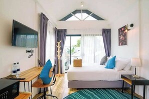 Standaard tweepersoonskamer, uitzicht op zwembad | Een bureau, gratis wifi, beddengoed