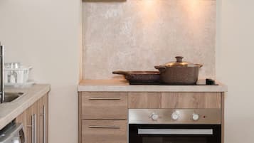 Elegant & Edgy 2 BR w/ Beach & Pool @ Mangroovy (M3-2C-01) | Ιδιωτική κουζίνα | Ψυγείο, φούρνος μικροκυμάτων, φούρνος, μαγειρικές εστίες