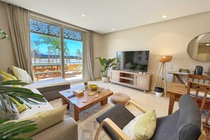 Sparky & Summery 2 BDR @ Mangroovy | Free Beach & Pool Access (M3-3A-04) | Oppholdsområde | En 55-tommers smart-TV med kabel-kanaler samt strømmetjenester