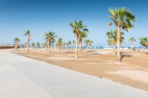 Beach nearby - Xuru Stays I Sparky & Summery 2 BDR @ Mangroovy Free Beach & Pool Access (El Gouna)