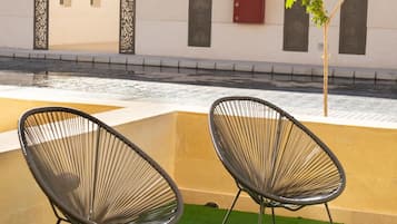 Elegant & Edgy 2 BR w/ Beach & Pool @ Mangroovy (M3-2C-01) | Βεράντα/αίθριο