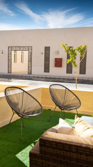 Elegant & Edgy 2 BR w/ Beach & Pool @ Mangroovy (M3-2C-01) | Teres/patio