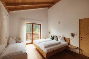 4 bedrooms, iron/ironing board, WiFi, bed sheets