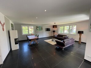 TV - Holiday Home 'Ferienhaus Rechlin' with Private Terrace, Private Garden and Wi-Fi (Rechlin)