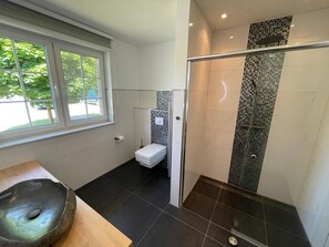 Shower, towels - Holiday Home 'Ferienhaus Rechlin' with Private Terrace, Private Garden and Wi-Fi (Rechlin)