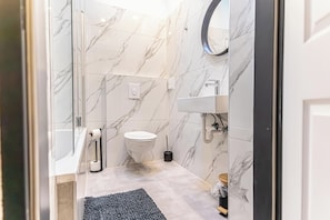 Basic Room | Bathroom