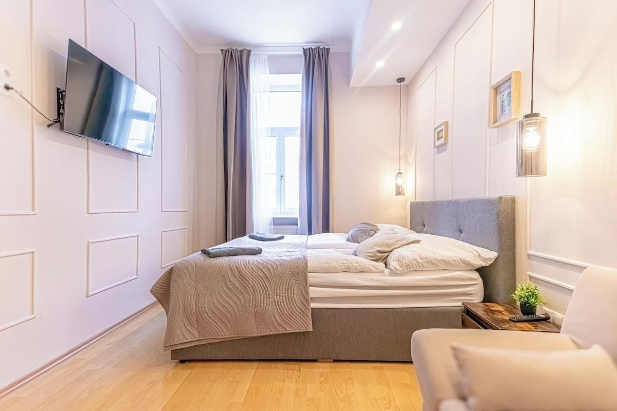 Habitación básica | Tabla de planchar con plancha, wifi gratis y ropa de cama