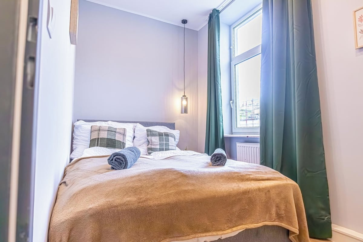 Habitación básica | Tabla de planchar con plancha, wifi gratis y ropa de cama